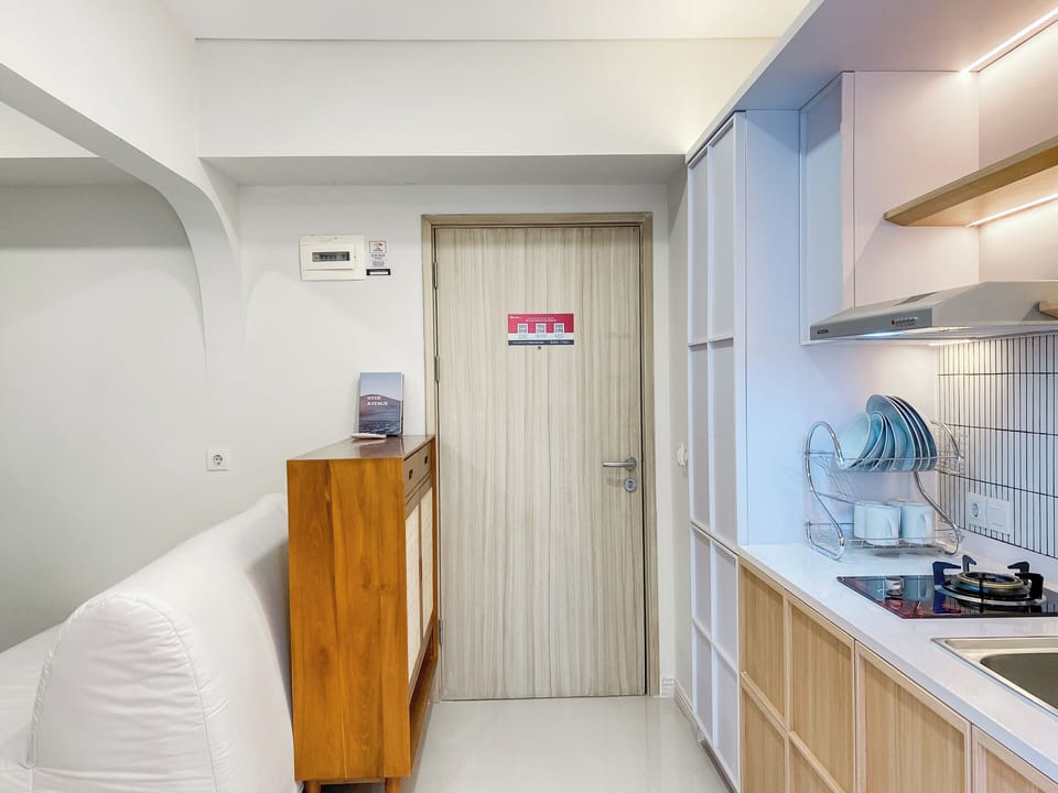 Deluxe Apartment | Private kitchen | Fridge, stovetop, dining tables