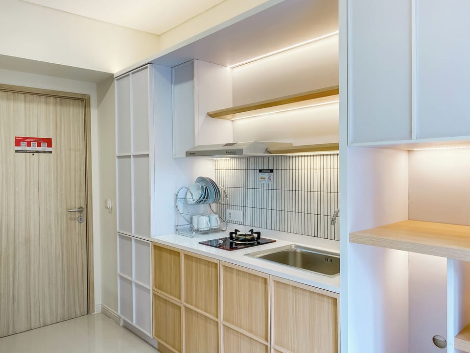 Deluxe Apartment | Private kitchen | Fridge, stovetop, dining tables