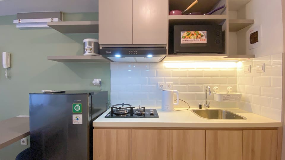 Deluxe Studio | Private kitchen | Fridge, stovetop