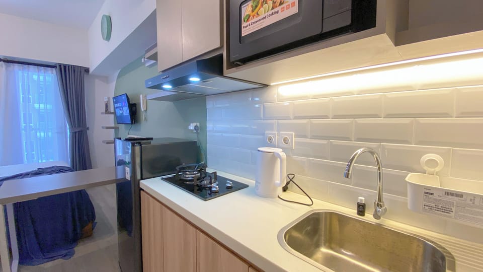 Deluxe Studio | Private kitchen | Fridge, stovetop