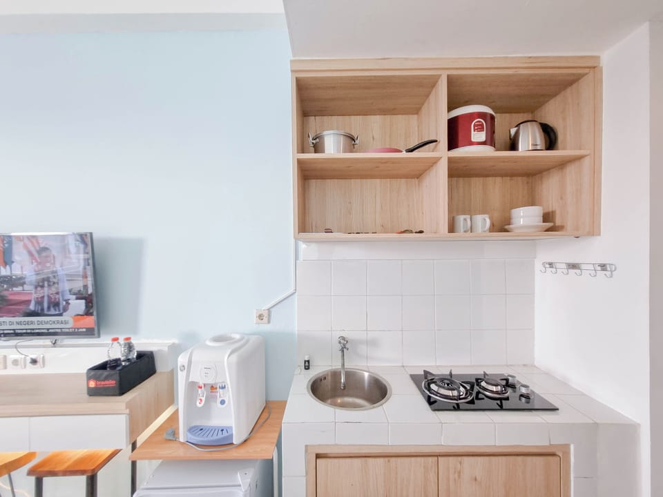 Deluxe Studio | Private kitchen | Full-size fridge, stovetop