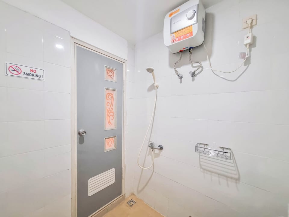 Deluxe Studio | Bathroom | Shower, towels