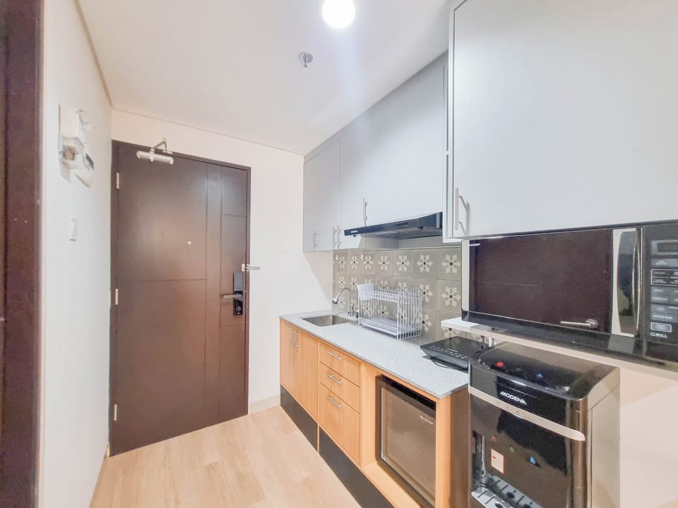 Deluxe Studio | Private kitchen | Mini-fridge, microwave, stovetop