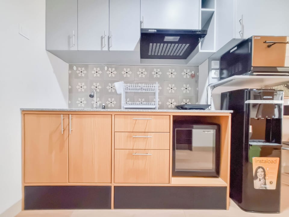 Deluxe Studio | Private kitchen | Mini-fridge, microwave, stovetop