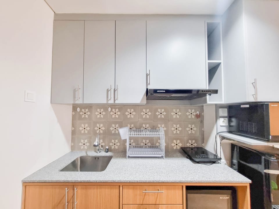 Deluxe Studio | Private kitchen | Mini-fridge, microwave, stovetop