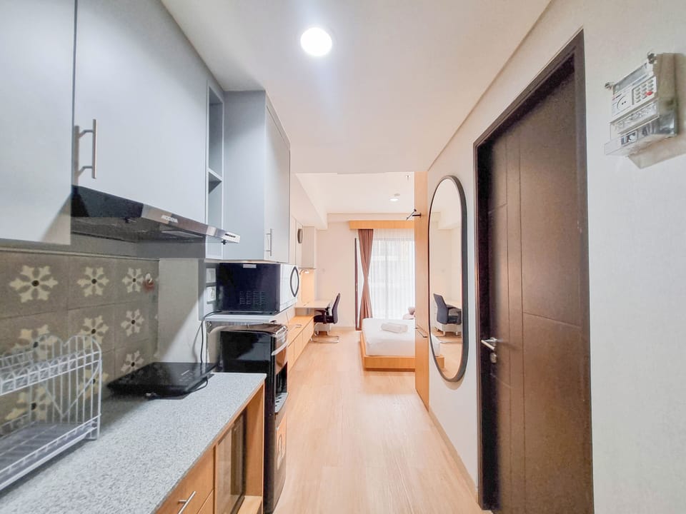 Deluxe Studio | Private kitchen | Mini-fridge, microwave, stovetop