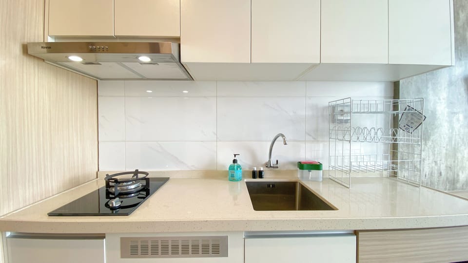 Deluxe Studio | Private kitchen | Mini-fridge, stovetop