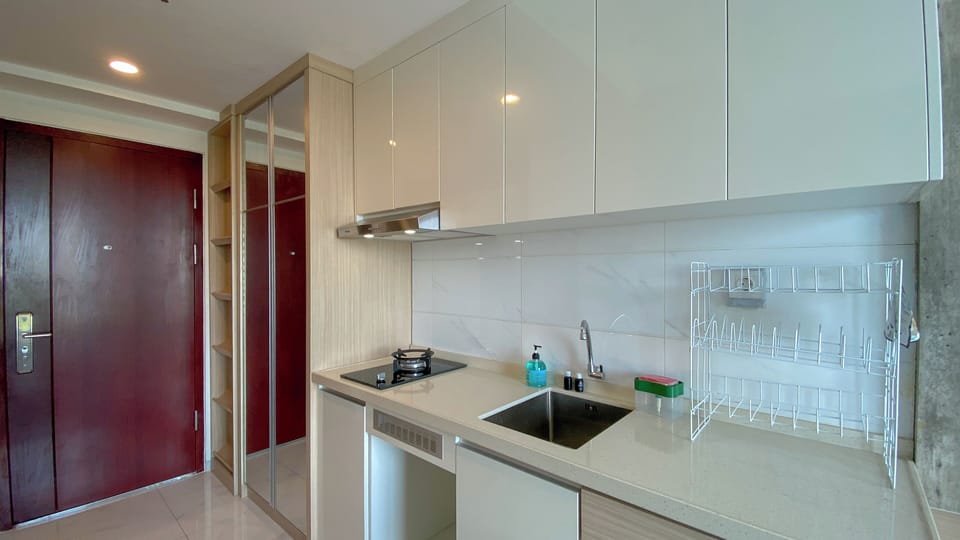 Deluxe Studio | Private kitchen | Mini-fridge, stovetop