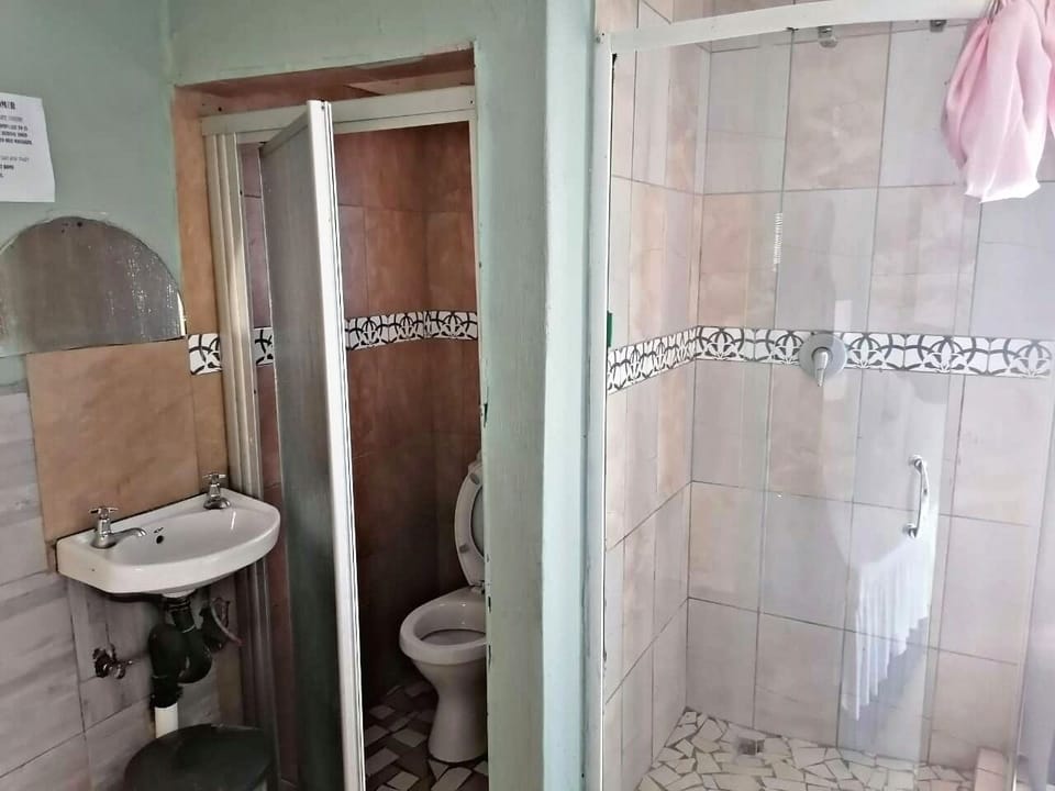 Shower, rainfall showerhead, free toiletries, bathrobes