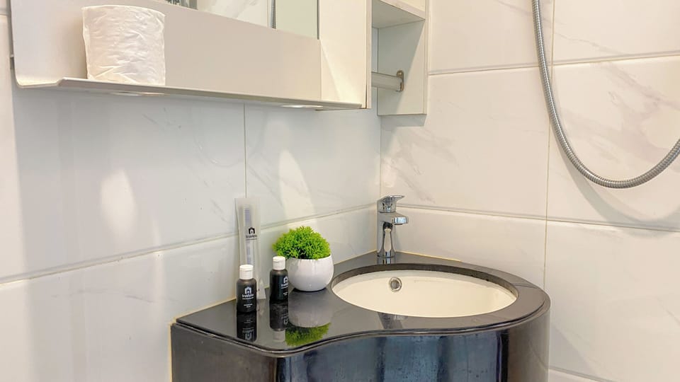 Deluxe Studio | Bathroom | Shower, towels