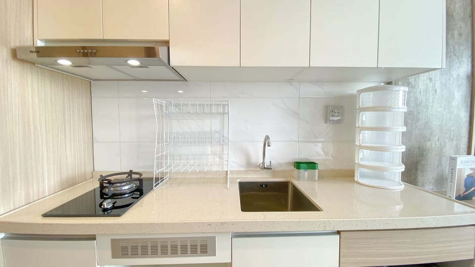 Deluxe Studio | Private kitchen | Mini-fridge, stovetop
