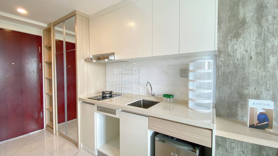 Deluxe Studio | Private kitchen | Mini-fridge, stovetop