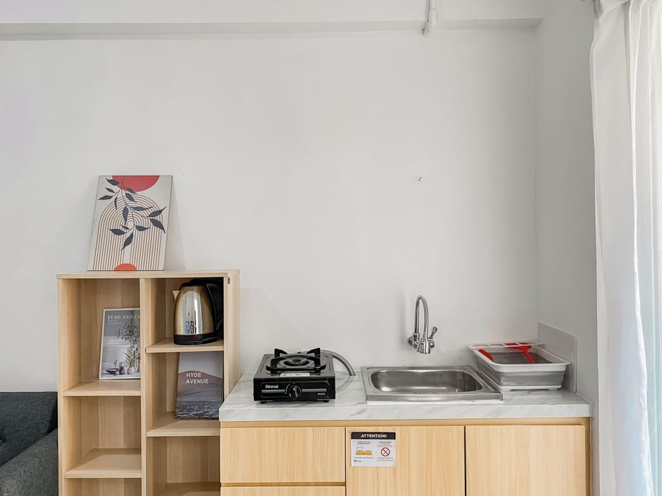Deluxe Apartment | Private kitchen | Fridge, stovetop, electric kettle, dining tables
