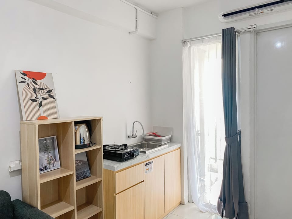 Deluxe Apartment | Private kitchen | Fridge, stovetop, electric kettle, dining tables