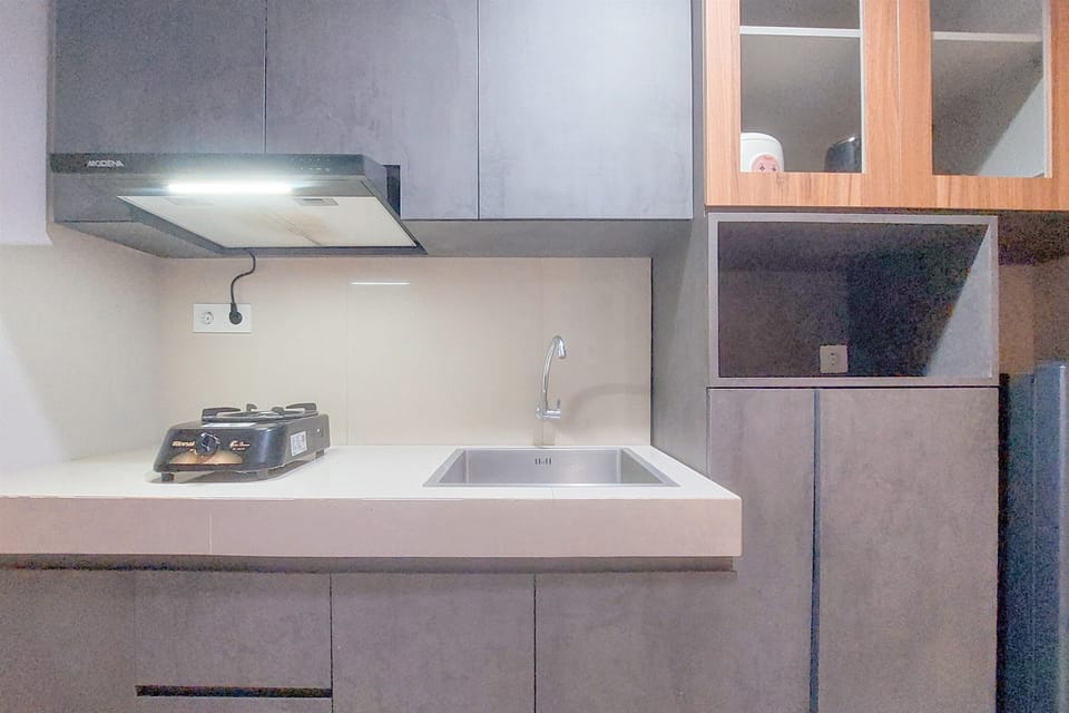 Deluxe Apartment | Private kitchen | Fridge, stovetop