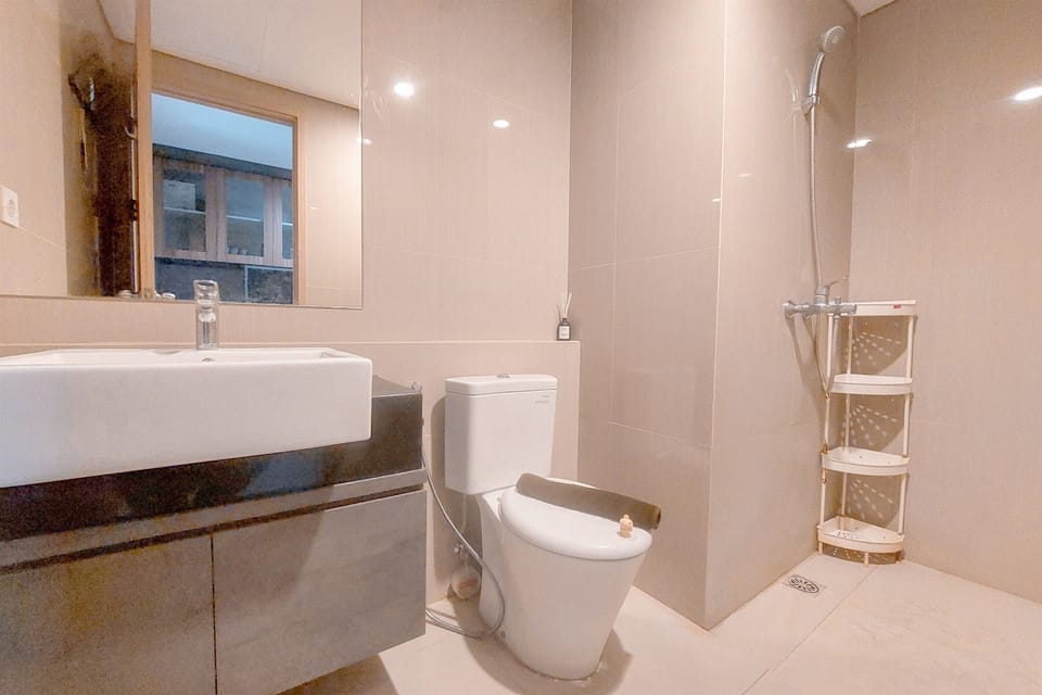 Deluxe Apartment | Bathroom | Shower, free toiletries, towels