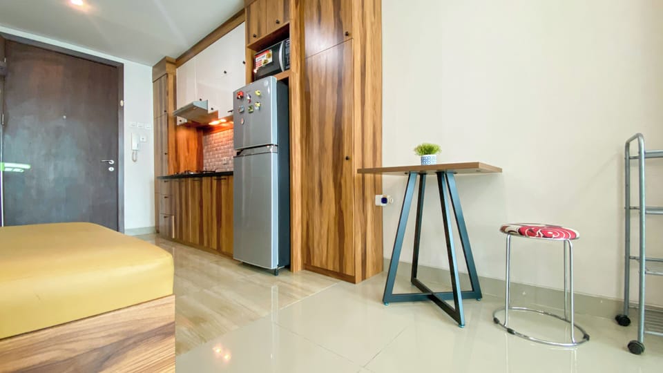 Deluxe Studio | Private kitchen | Full-size fridge, microwave, stovetop