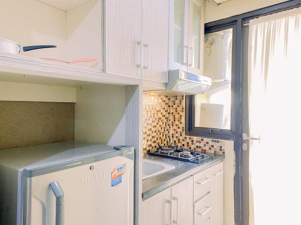Deluxe Apartment | Private kitchen | Fridge, stovetop, electric kettle, dining tables