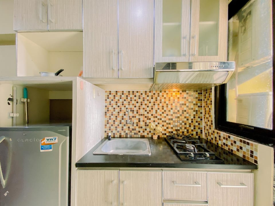 Deluxe Apartment | Private kitchen | Fridge, stovetop, electric kettle, dining tables