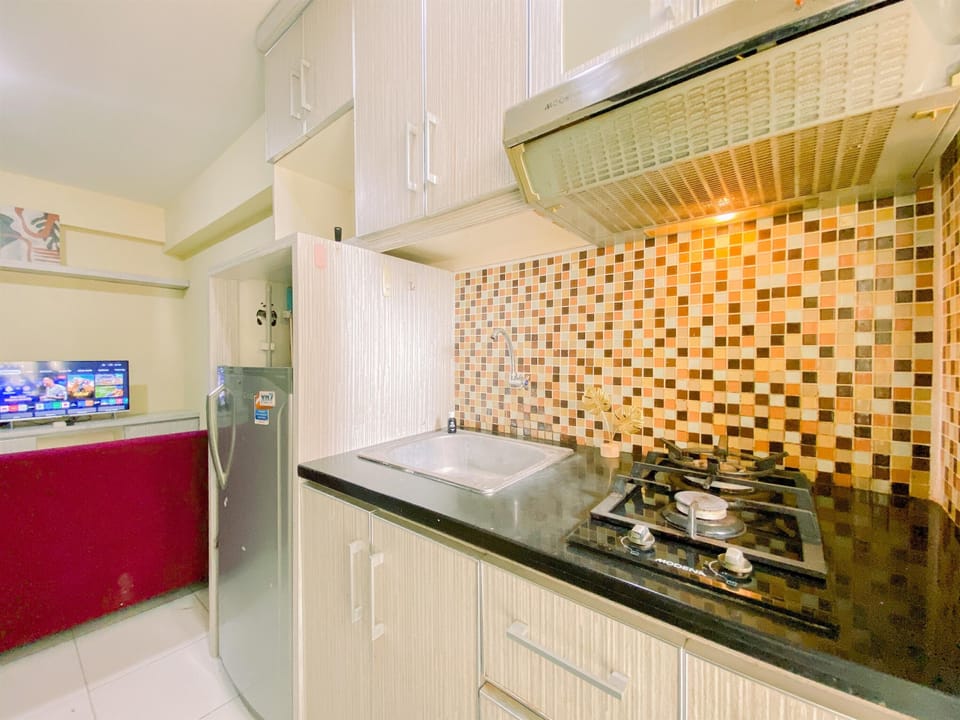 Deluxe Apartment | Private kitchen | Fridge, stovetop, electric kettle, dining tables