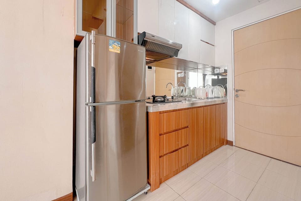 Deluxe Apartment | Private kitchen | Full-size fridge, stovetop, dining tables