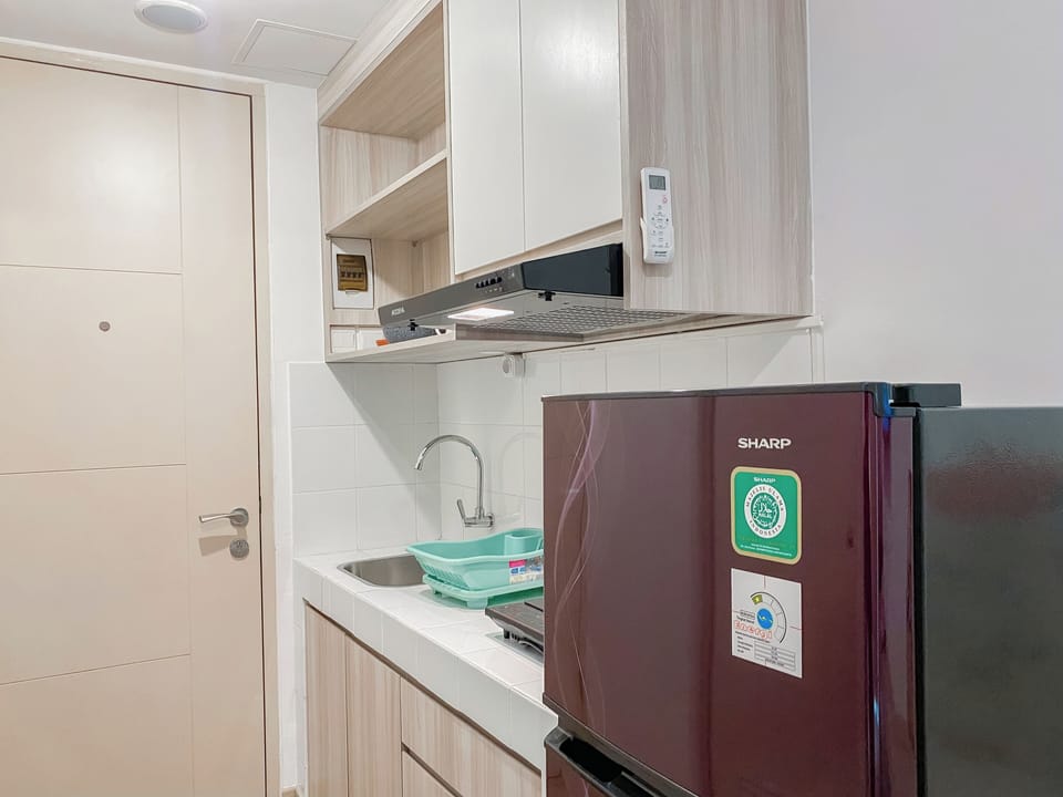 Deluxe Studio | Private kitchen | Full-size fridge, stovetop