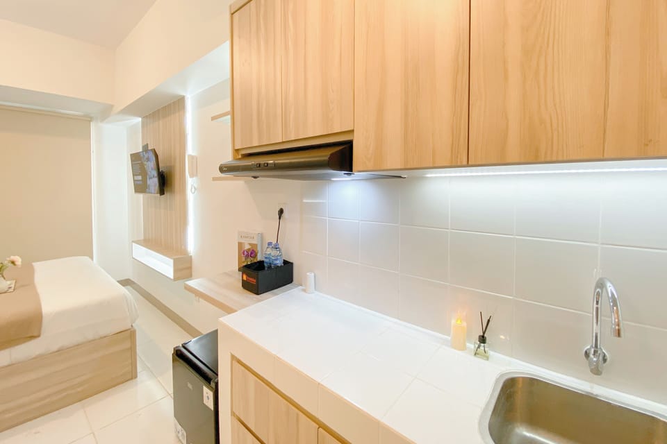 Deluxe Studio | Private kitchen | Mini-fridge, stovetop