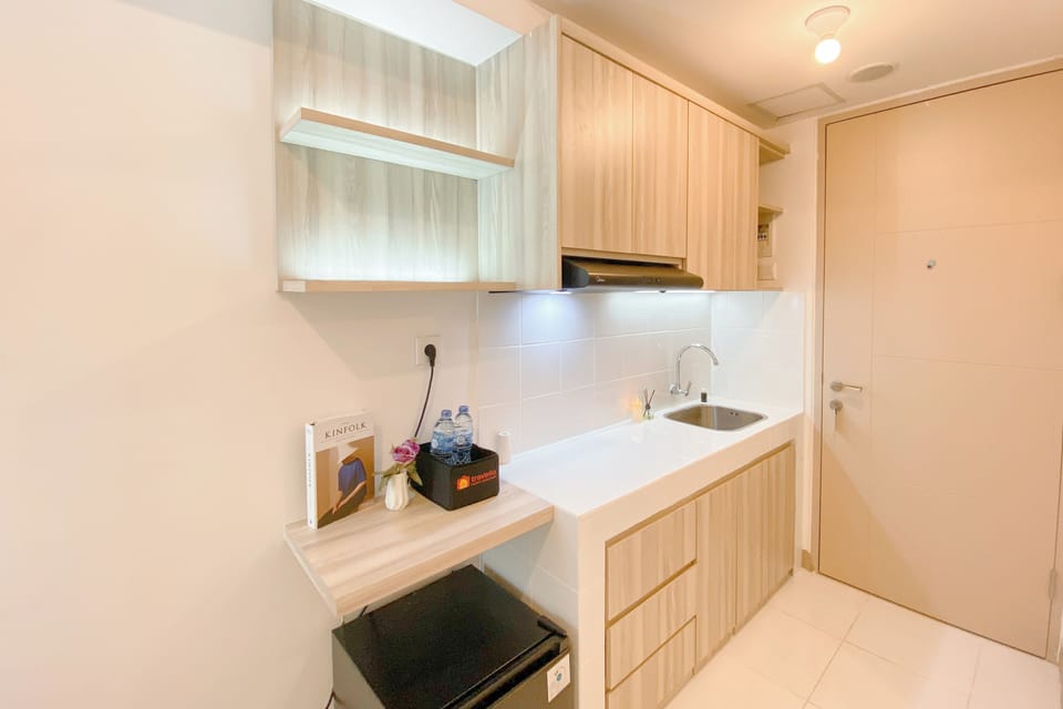 Deluxe Studio | Private kitchen | Mini-fridge, stovetop