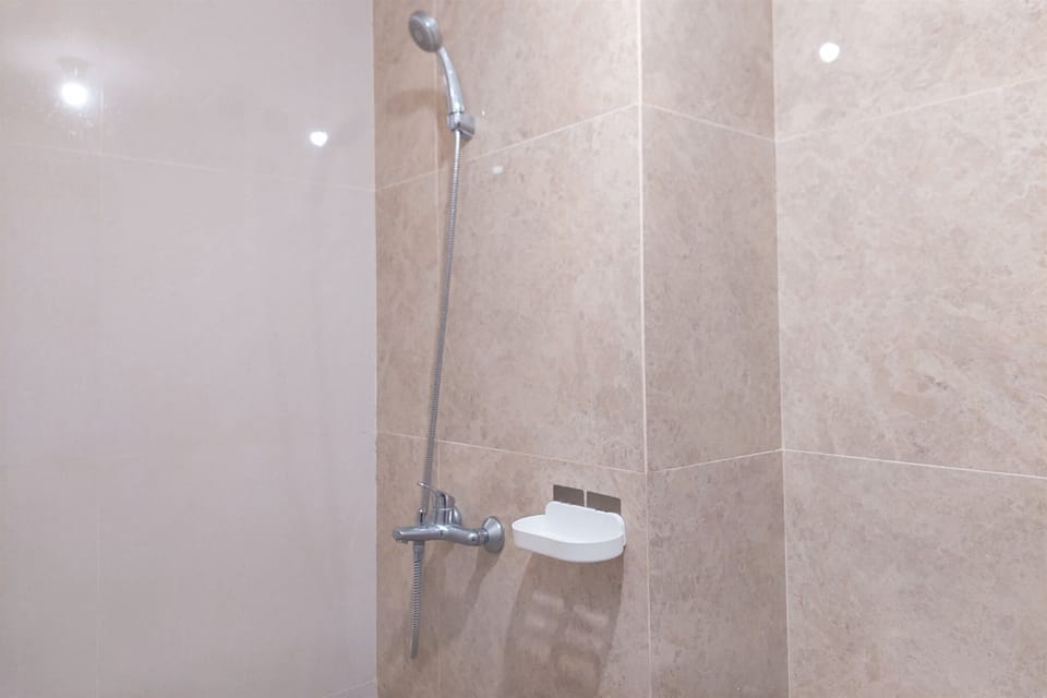 Deluxe Studio | Bathroom | Shower, free toiletries, towels