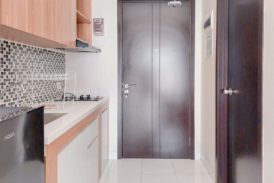 Deluxe Studio | Private kitchen | Fridge, stovetop