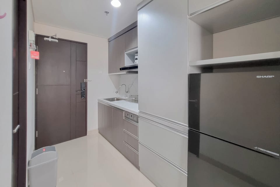 Deluxe Studio | Private kitchen | Full-size fridge, stovetop