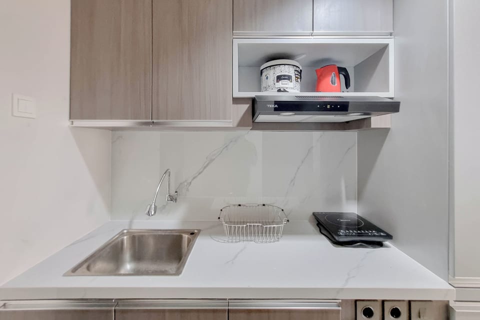 Deluxe Studio | Private kitchen | Full-size fridge, stovetop