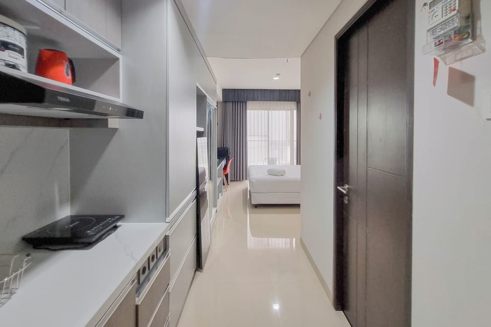 Deluxe Studio | Private kitchen | Full-size fridge, stovetop
