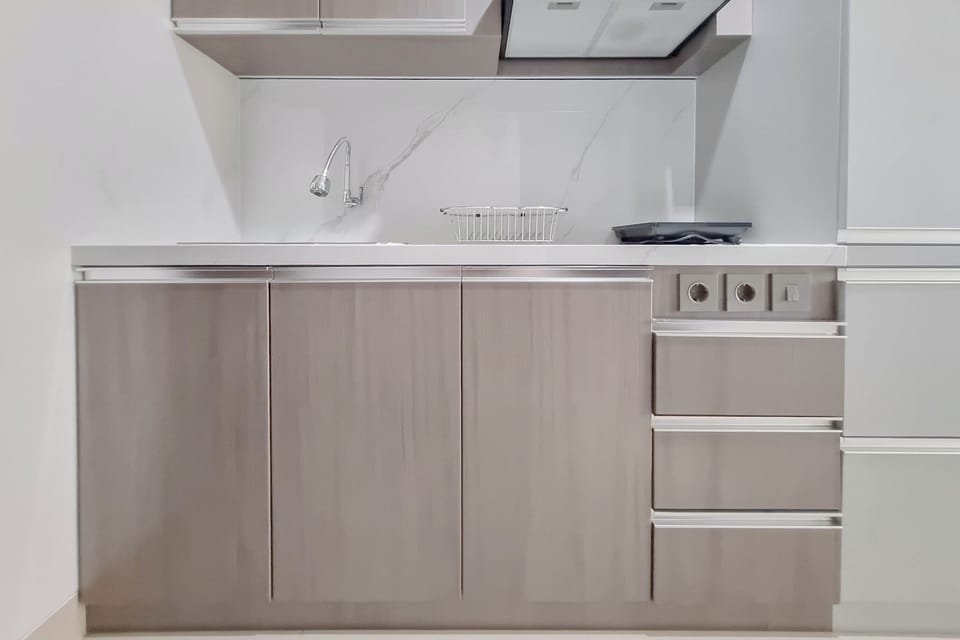 Deluxe Studio | Private kitchen | Full-size fridge, stovetop