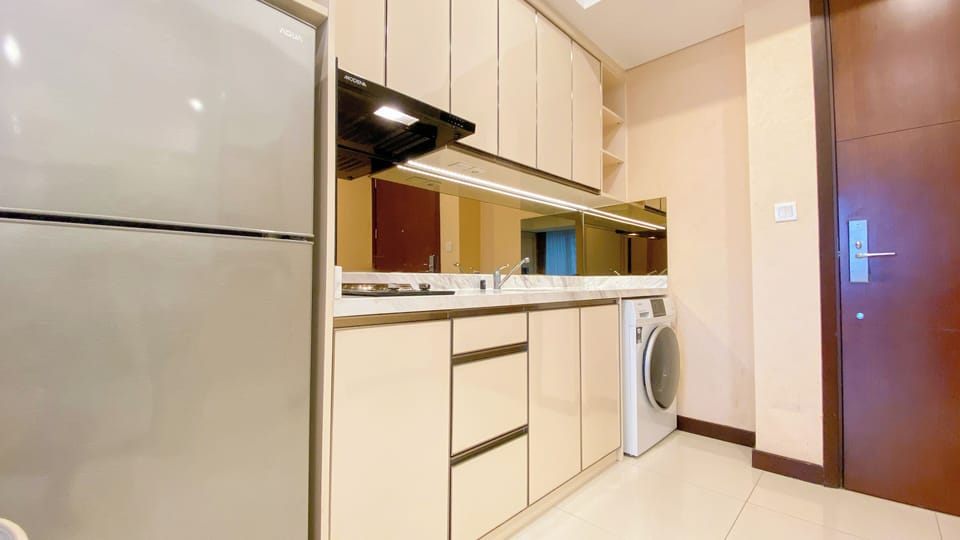Deluxe Apartment | Private kitchen | Full-size fridge, microwave, stovetop, dining tables