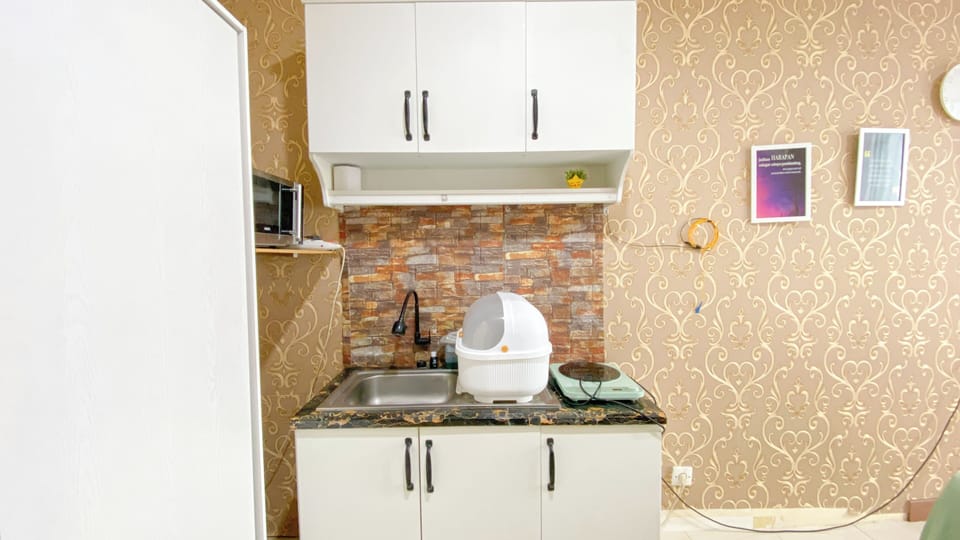 Deluxe Studio | Private kitchen | Full-size fridge, microwave, stovetop