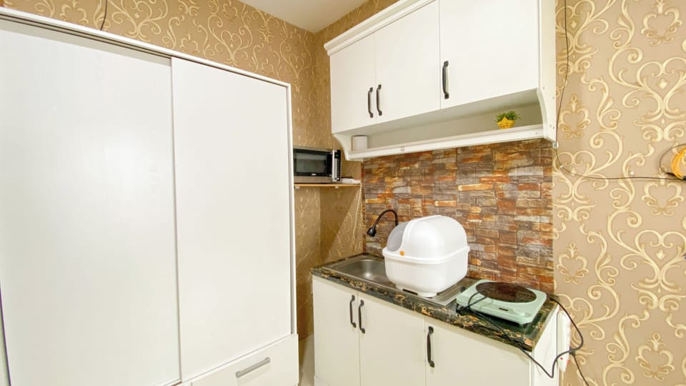 Deluxe Studio | Private kitchen | Full-size fridge, microwave, stovetop