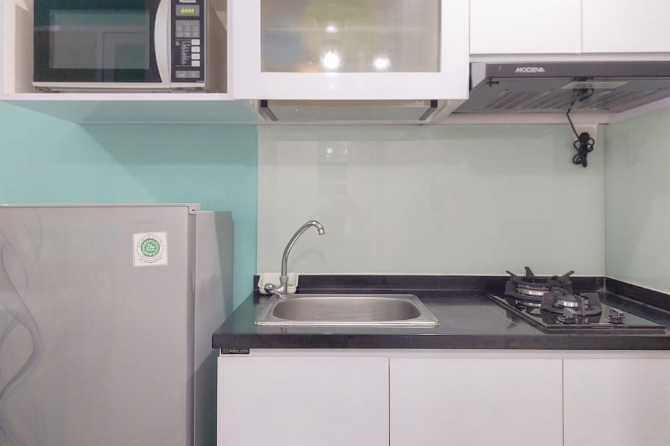 Deluxe Studio | Private kitchen | Fridge, stovetop