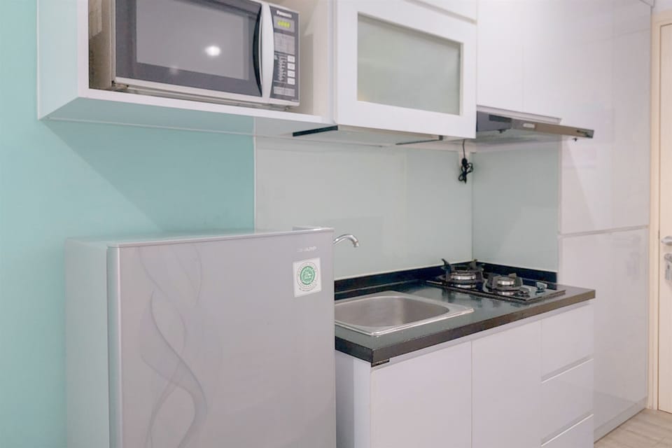 Deluxe Studio | Private kitchen | Fridge, stovetop