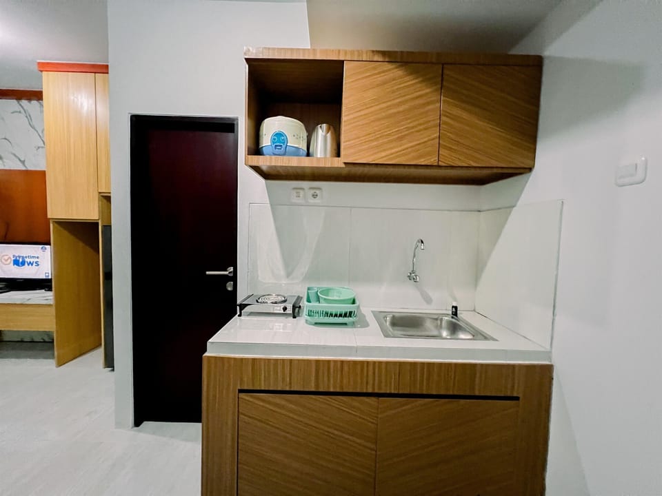 Deluxe Apartment | Private kitchen | Full-size fridge, stovetop, dining table
