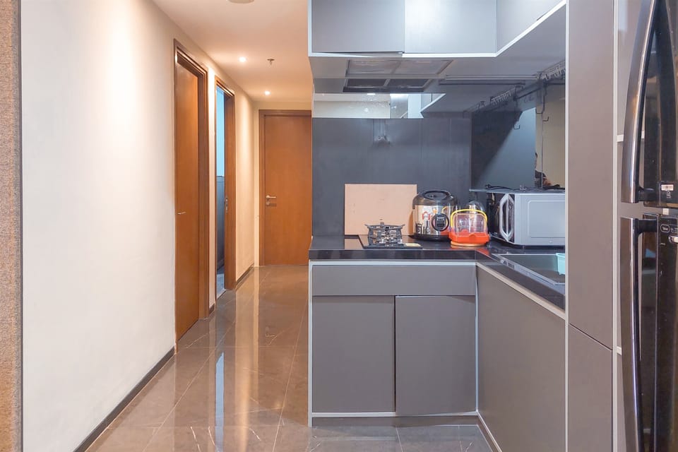 Deluxe Apartment | Private kitchen | Full-size fridge, microwave, stovetop, electric kettle