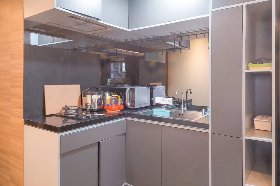 Deluxe Apartment | Private kitchen | Full-size fridge, microwave, stovetop, electric kettle