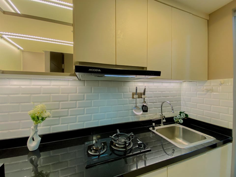Deluxe Studio | Private kitchen | Fridge, stovetop
