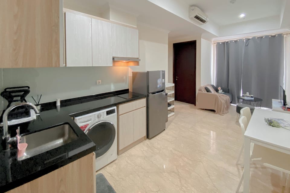 Deluxe Apartment | Private kitchen | Full-size fridge, stovetop, electric kettle, dining tables