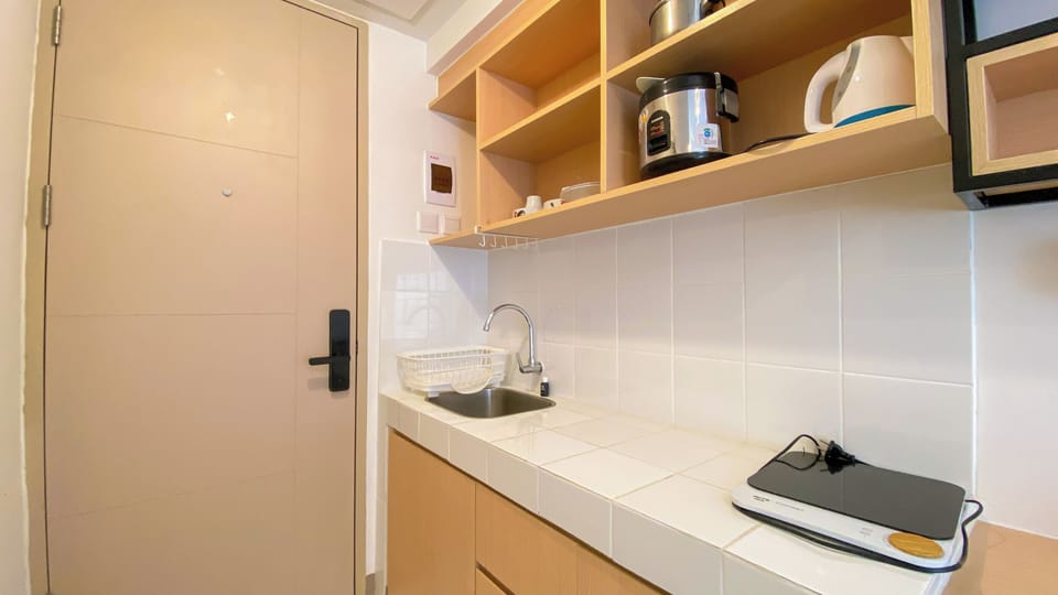 Deluxe Studio | Private kitchen | Fridge, stovetop, electric kettle
