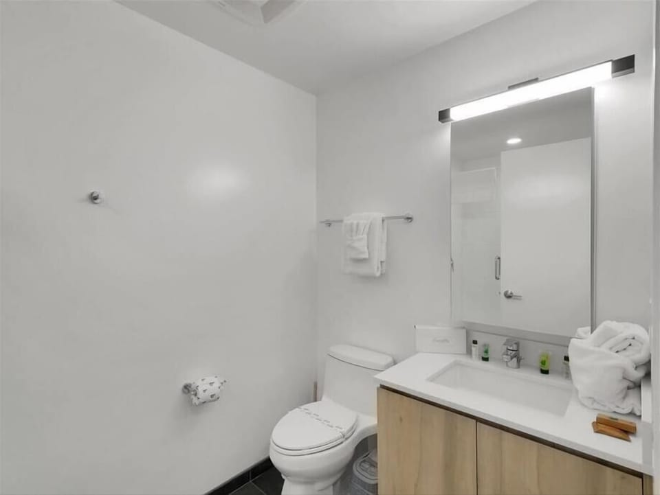 Downtown Phoenix Phoenix 2 Bedroom Bathroom