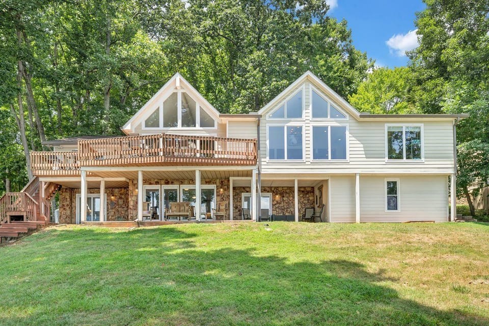 5 Bedroom Lake Pappy's Place on Leeward!