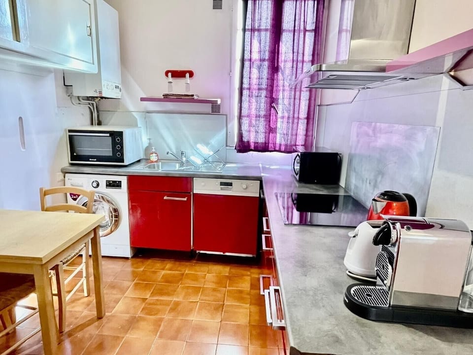 City Apartment, 4 Bedrooms, City View | Private kitchen | Full-size fridge, microwave, oven, dishwasher