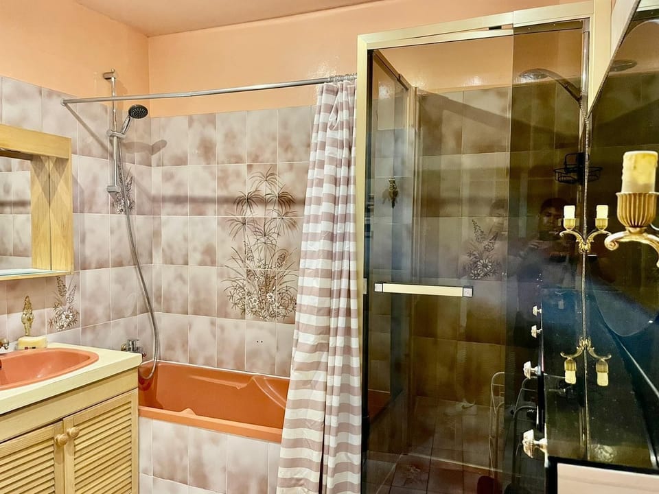 City Apartment, 4 Bedrooms, City View | Bathroom | Separate tub and shower, hair dryer, towels, toilet paper