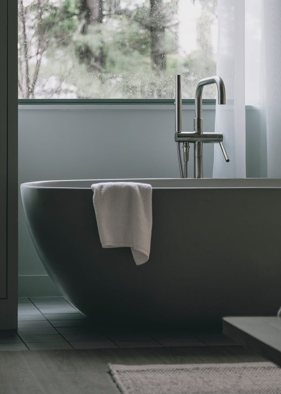 Deep soaking bathtub
